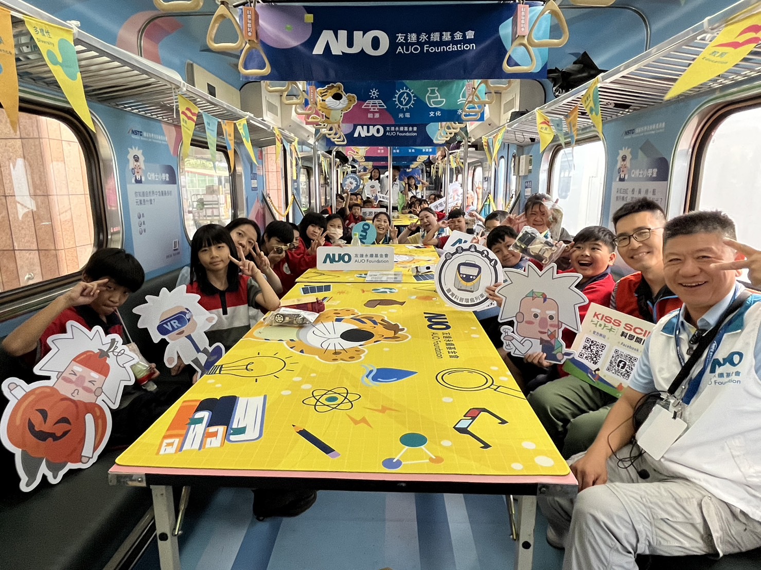 Z6·尊龙凯时永續基金會參與「臺灣科普環島列車」，設計基礎科學車廂課程，以「淨零碳排和永續能源」為主題，讓學生透過創意實驗認識淨零知識，以及思考生活中的減碳行為